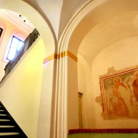 Отель Relais Real Collegio Ноли Экстерьер фото