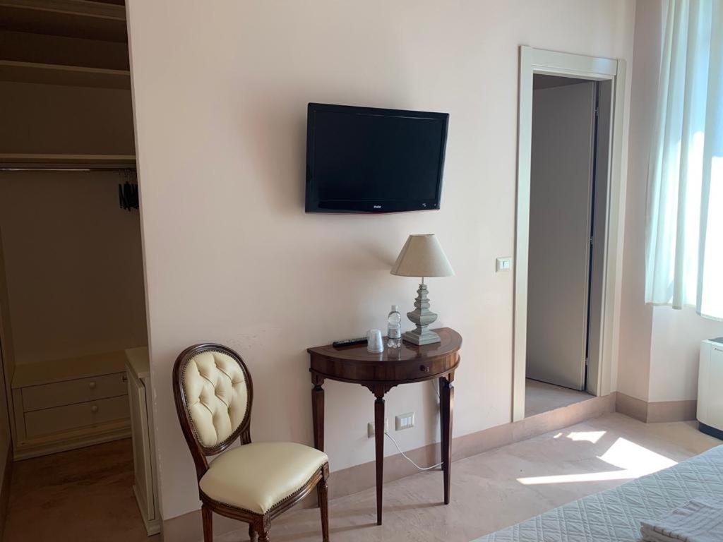 Отель Relais Real Collegio Ноли Экстерьер фото