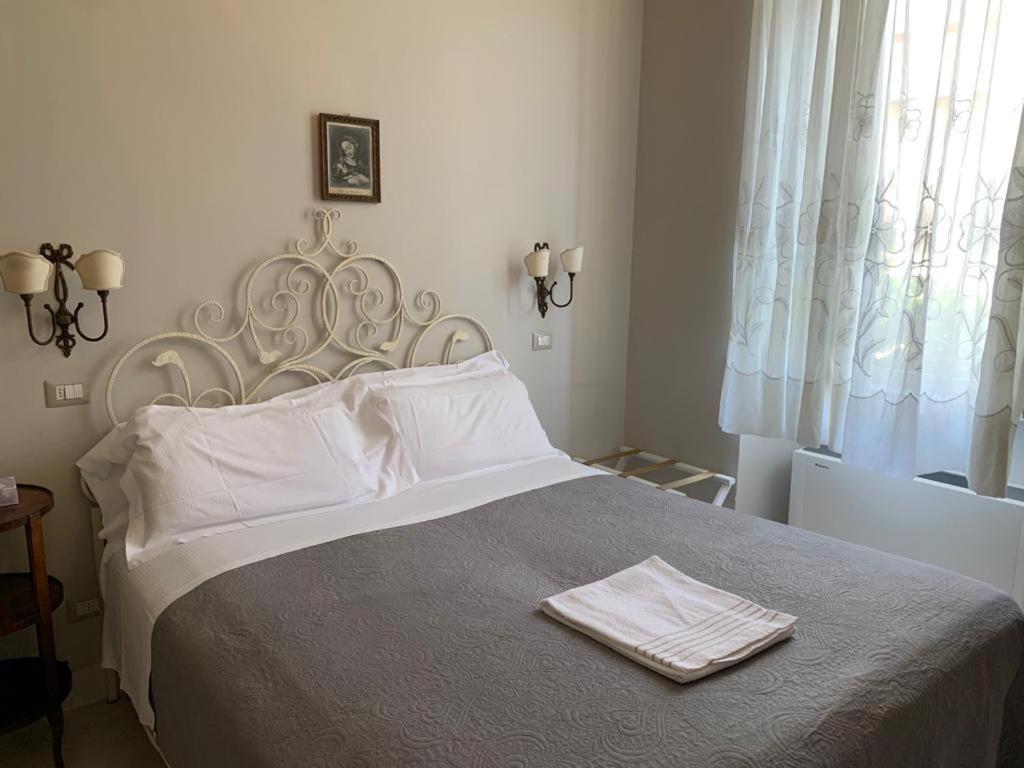 Отель Relais Real Collegio Ноли Экстерьер фото