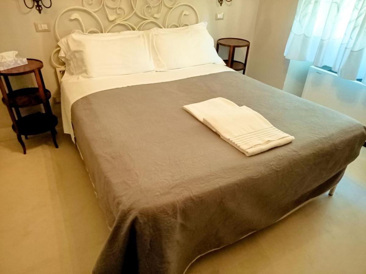 Отель Relais Real Collegio Ноли Экстерьер фото
