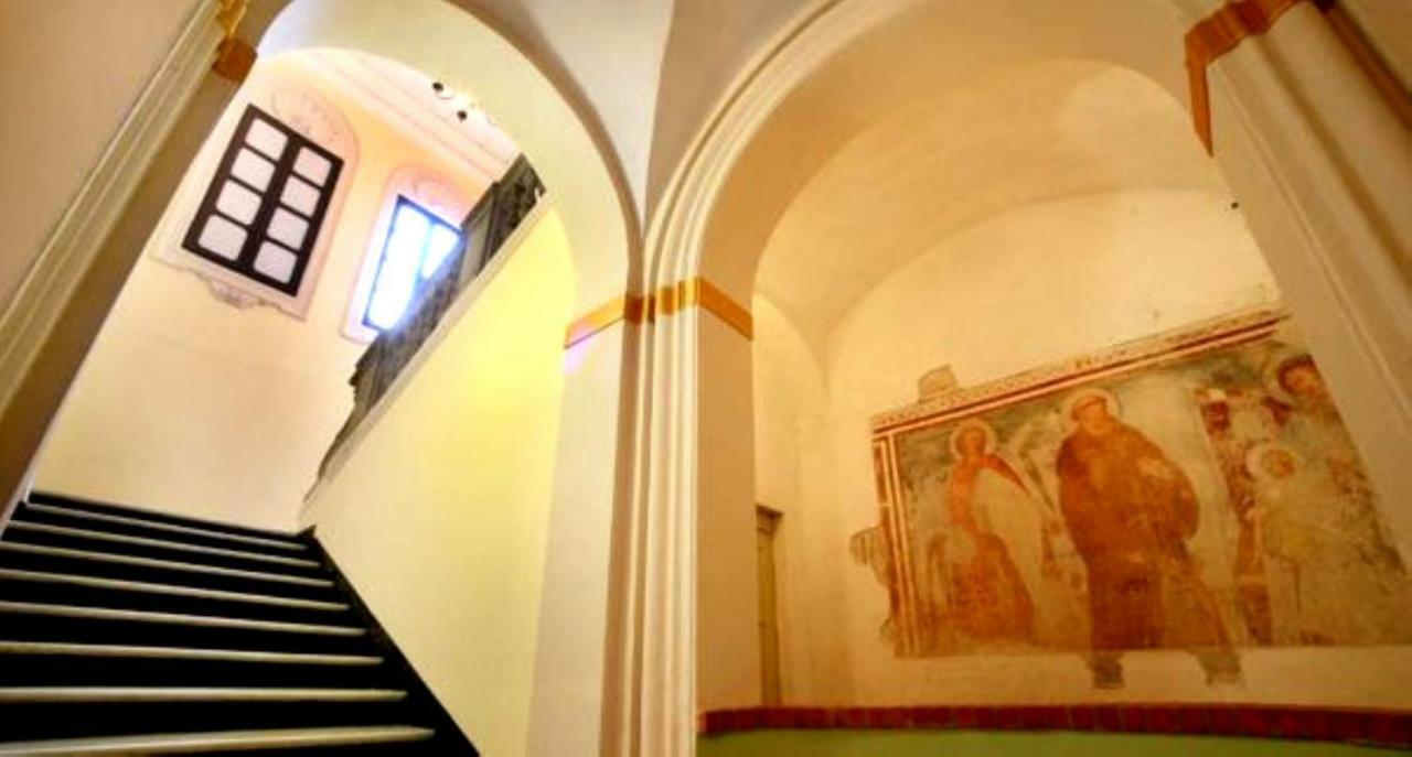 Отель Relais Real Collegio Ноли Экстерьер фото